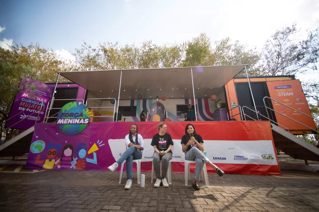 Um grupo de mulheres sentadas em cadeiras palestrando