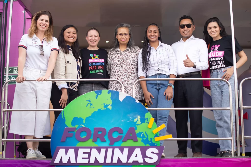 Um grupo de pessoas posando para uma foto