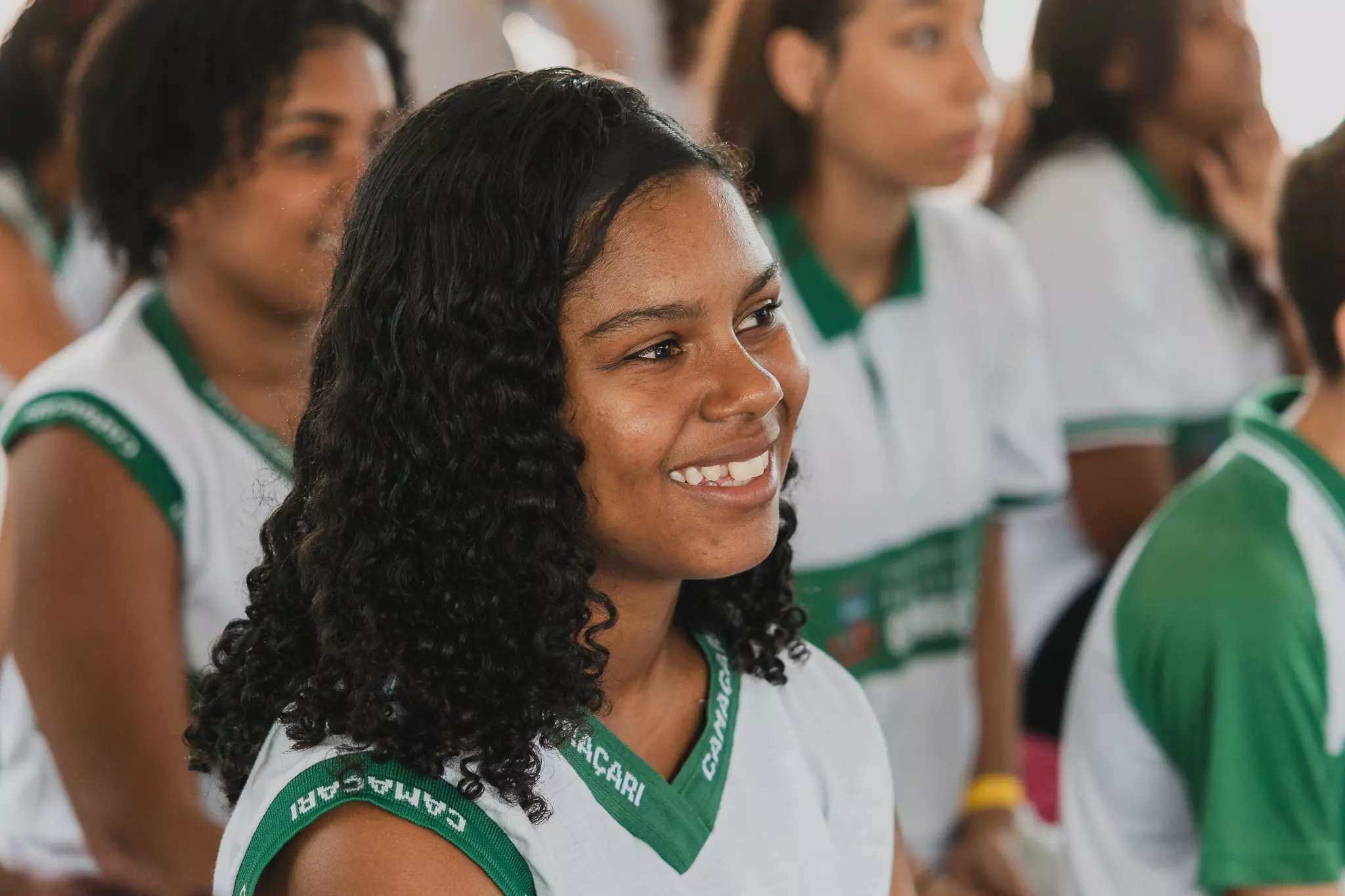 Meninas sorri na expedicao meninas curiosas