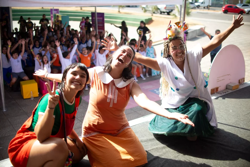 Atrizes posam para foto com o público jovem