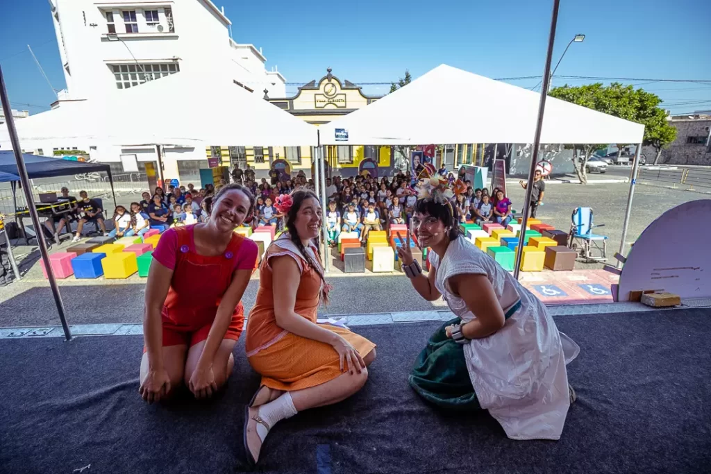 Atrizes sentadas no palco