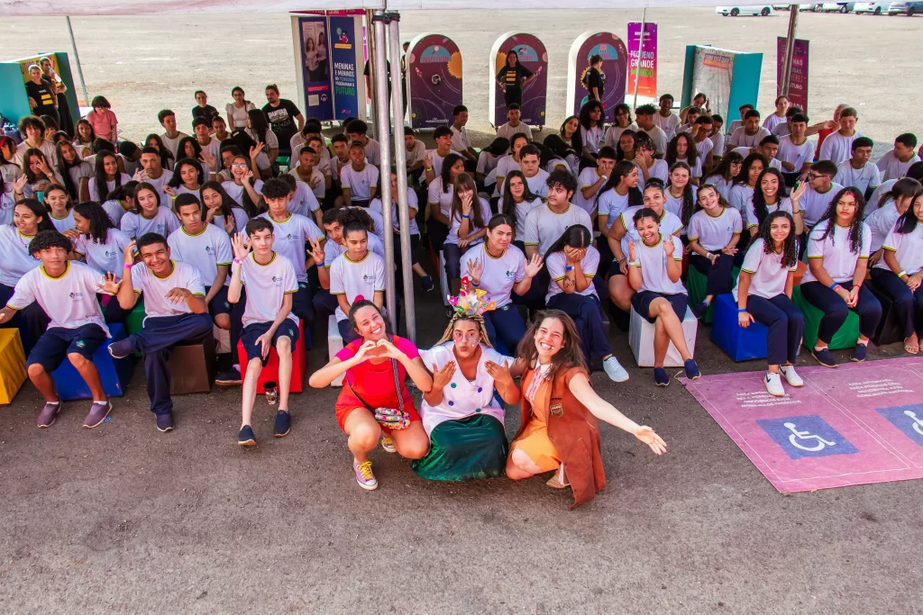 Um grupo de estudantes posando para uma foto