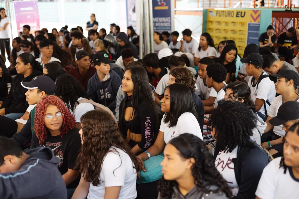 Jovens sorrindo e interagindo na expedição força meninas