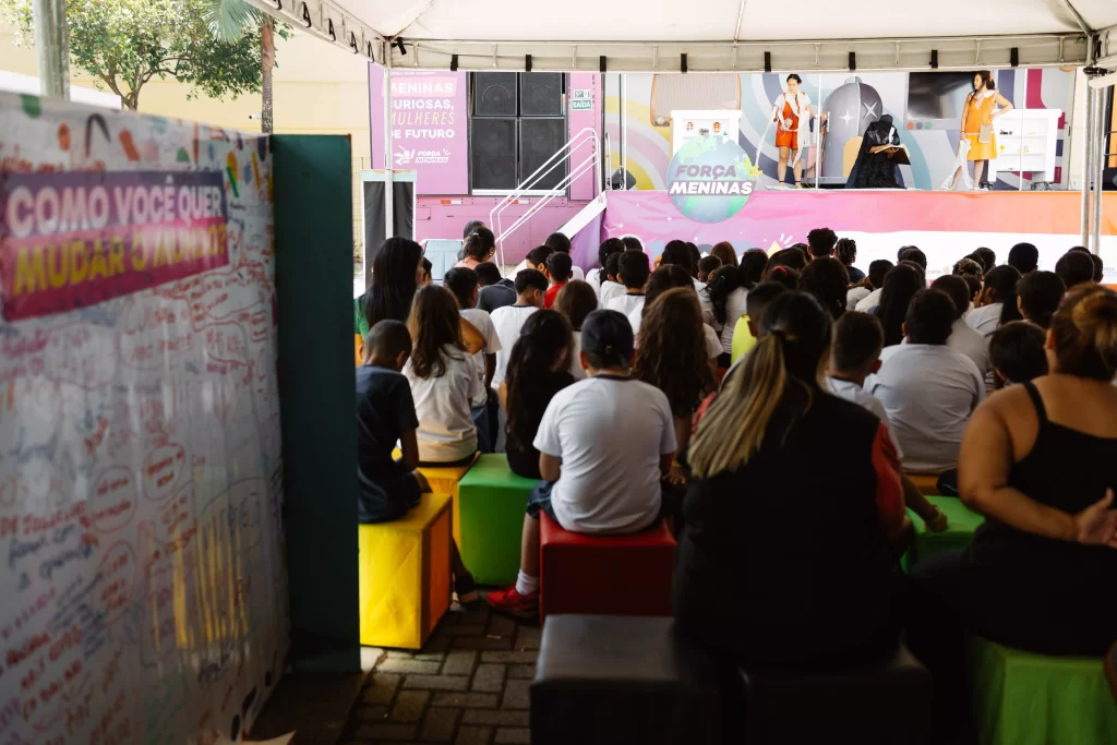 Jovens sentados prestando atenção na peça teatral da força meninas