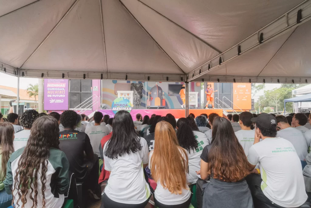 Jovens sentados prestando atenção na peça teatral